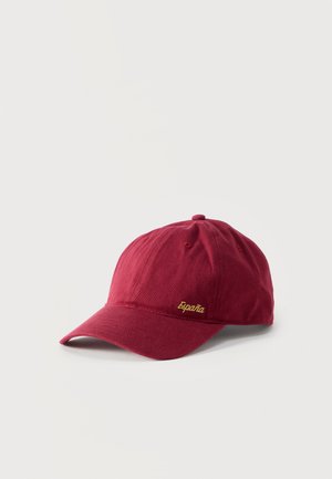 Rød baseballcaps med buet brem, brodert med gult "España"-tekst på venstre forside, plassert på en enkel hvit overflate.