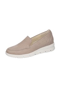 Beige instapschoen met geperforeerde textuur, zachte leren bovenkant en een witte, gevoerde zool. Ronde neus en minimale stikseldetails.