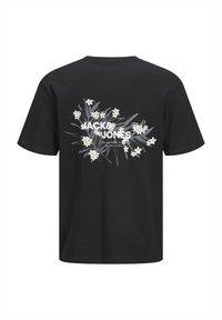 Zwarte katoenen T-shirt met een bloemenafbeelding in wit en grijs op de achterkant, met de merknaam "JACK & JONES" duidelijk weergegeven.