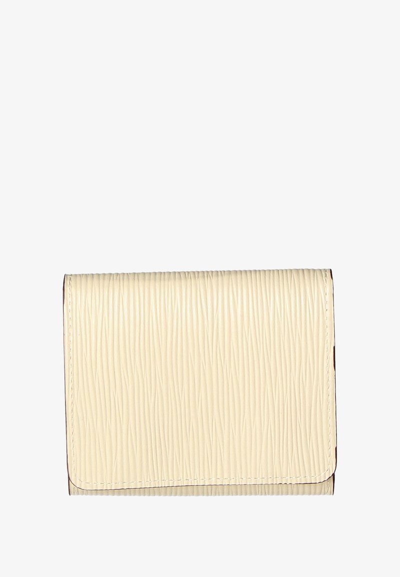 Portefeuille de couleur crème avec une surface texturée présentant des lignes verticales ; forme rectangulaire avec une fermeture à rabat et des bords surpiqués.