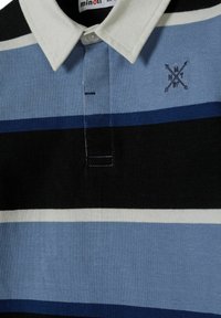 Polo w paski w kolorach czarnym, jasnoniebieskim, ciemnoniebieskim i białym. Posiada biały kołnierzyk oraz małe haftowane logo na piersi.