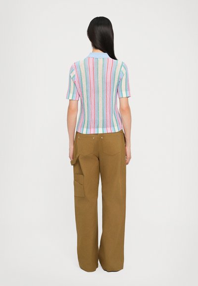 Strikket polo shirt med flerfarvede lodrette striber og blå krave, parret med højtsiddende brune cargo bukser med sidelommer.