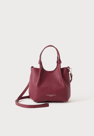 Petit sac à main en cuir texturé rouge foncé avec des poignées courtes et une longue bandoulière amovible, logo embossé sur le devant.