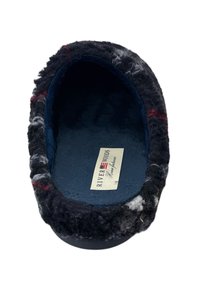 Fluffy zwarte pantoffel met een gestructureerde stof bovenkant, marineblauwe binnenkant en een platte zool. Bevat een label op de binnenzool met merkinformatie.