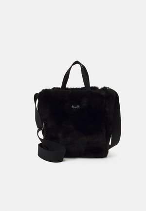 Sac cabas en fausse fourrure noire avec des anses courtes et une longue bandoulière réglable, avec un petit logo Levi's sur le devant.