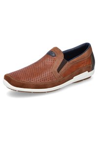 Des chaussures en cuir marron à enfiler avec un design perforé, des accents en daim texturé, une semelle blanche et des panneaux élastiques noirs sur les côtés.