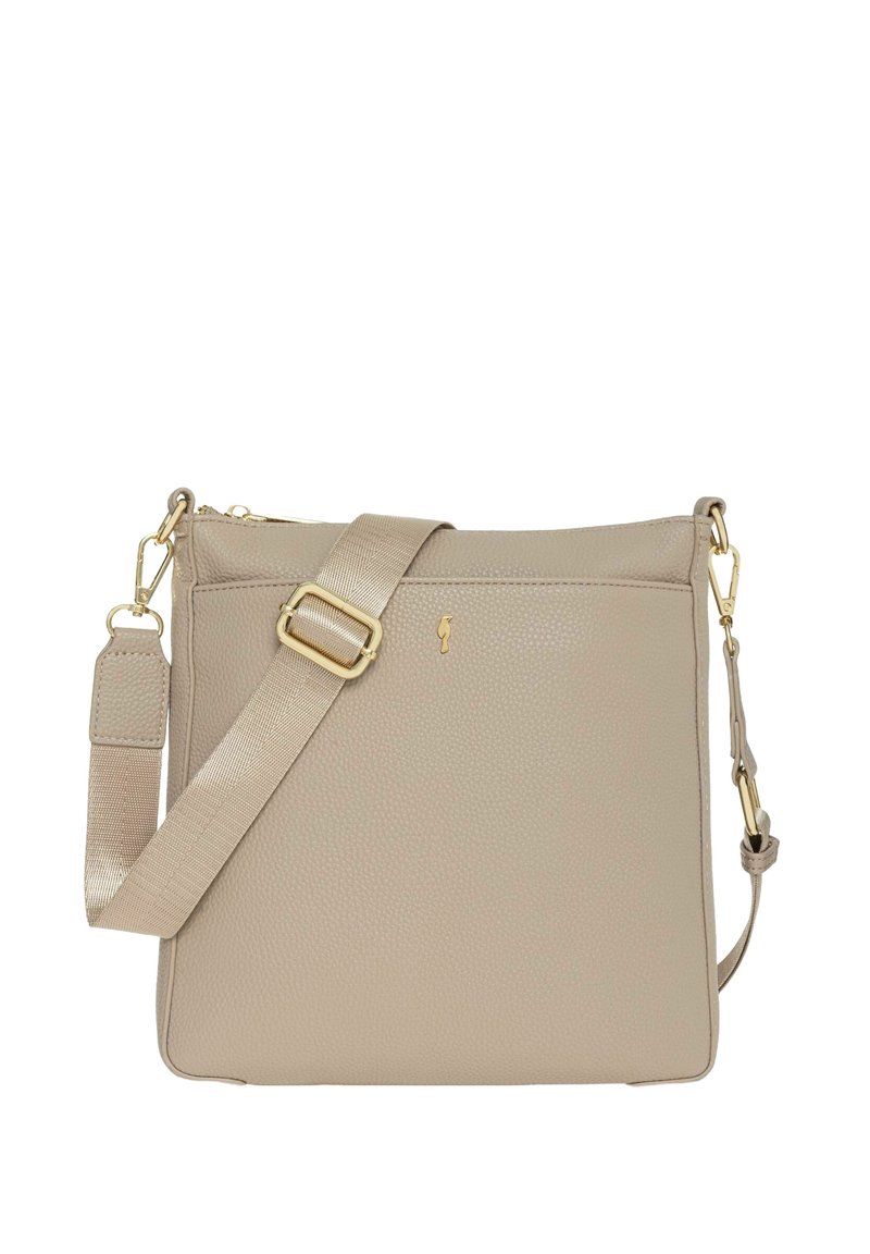 Beżowa skórzana torebka typu crossbody o zdefiniowanym kształcie, teksturowanej powierzchni, złotej hardware i regulowanym pasku z klamrą.