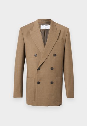 Dubbelgeknoopte bruine blazer met brede revers, zes zwarte knopen, twee voorzakken en een FILIPPA K-label binnenin de kraag.