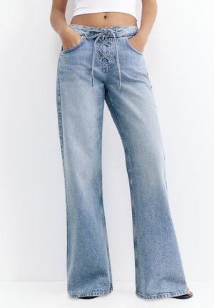 PULL&BEAR WITH CORSAIR DETAIL - Blugi evazați - light blue denim