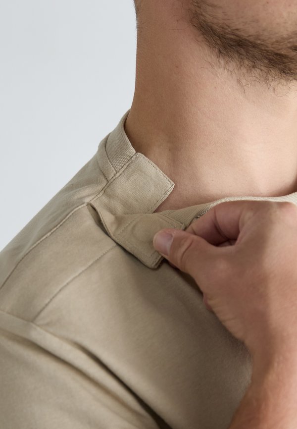 CHEST INSERT TEE - Print T-shirt - sandalwood