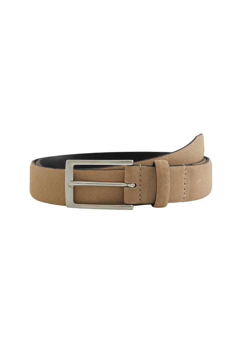 Cinturón de ante color beige con una textura suave, que presenta una hebilla de metal plateado y un forro negro, diseñado con un estilo simple y clásico.