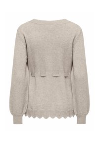 Svetlo sivi pleteni pulover s okroglim dekoltejem, rebrastimi manšetami in obrobnim robom. Ima tri tkaninske zanke na zadnji strani.