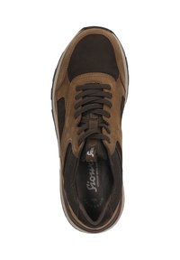 Braune Sneaker aus einer Mischung aus glattem und strukturiertem Veloursleder, mit verstärkten Nähten und einer gepolsterten Sohle. Die Schnürsenkel sind dunkelbraun und tragen ein Logo auf der Zunge.