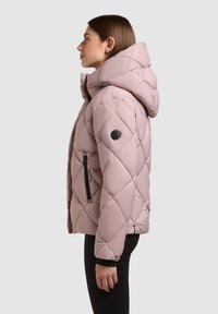 Quiltet puffer-jakke i lyserød med hætte, med diagonal syning, sorte lynlås-lommer og et logo-patch på ærmet.