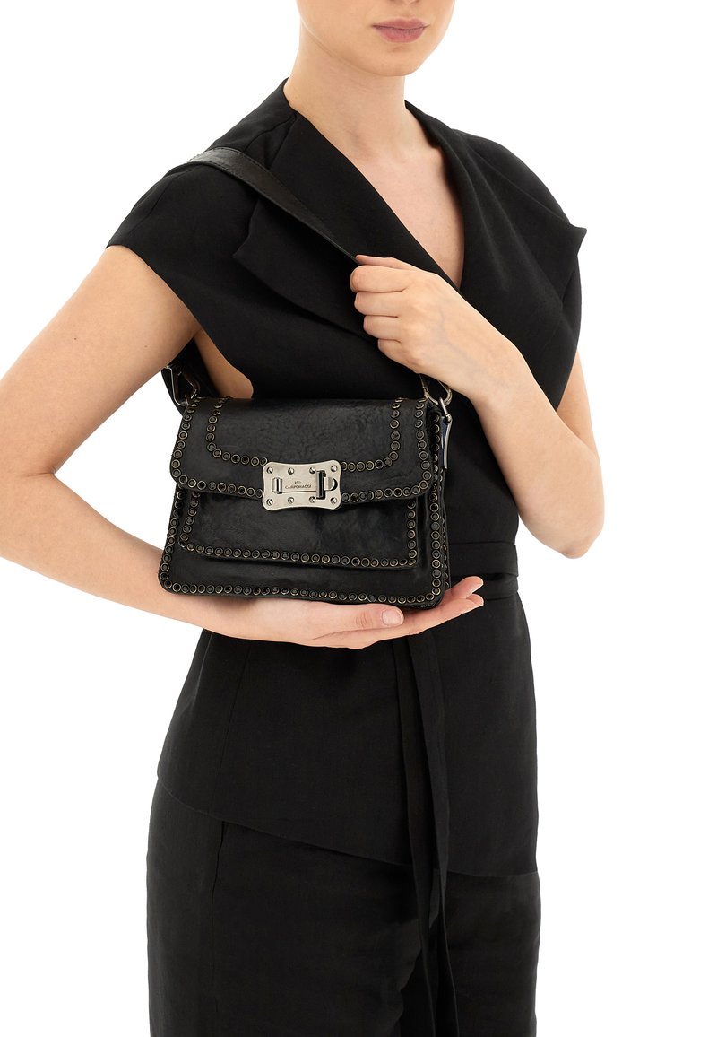 Borsa a tracolla in pelle nera con dettagli in argento, borchie e due tasche frontali. Tracolla regolabile e design rettangolare.