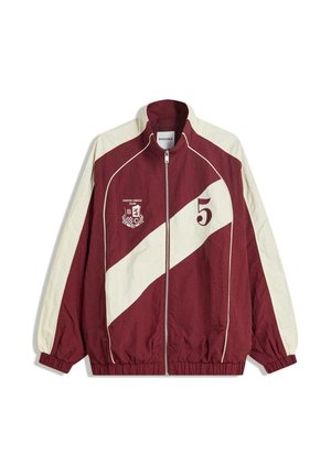 Veste de survêtement bordeaux et crème avec fermeture éclair intégrale, bande diagonale, numéro 5 à l'avant et logo "Poetry Circle Club" sur la poitrine gauche.