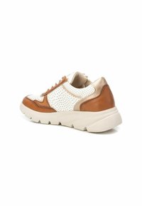 Zapatilla que presenta una combinación de cuero perforado blanco, detalles marrones y una suela de goma beige; con punta redondeada y diseño de cordones.