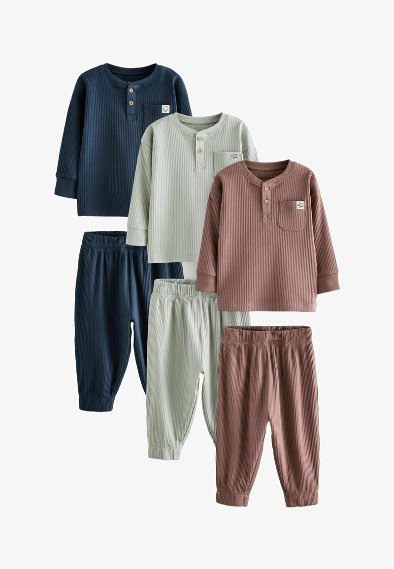 Cztery zestawy dziecięcych piżam z prążkowanej tkaniny w kolorach granatowym, zielonym i brązowym, z długimi rękawami, elastycznymi wstawkami w pasie oraz guzikami z przodu.