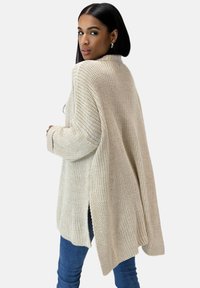 Elara Maglione - beige