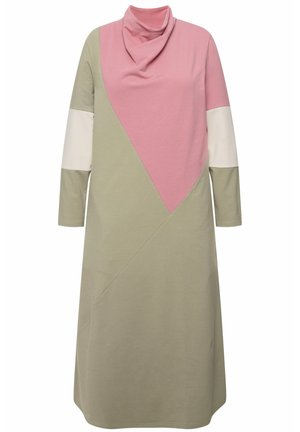 Vestido de manga larga en colores verde claro, rosa y crema. Presenta un cuello drapeado y un diseño asimétrico con bloques de color y una textura suave.