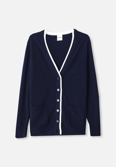 Jūras spēku cardigan, kas izgatavots no mīksta materiāla, ar V-veida kakla izgriezumu, baltām malām, piecām pogām un diviem priekšējiem kabatām. Klasisks dizains ar niansētām akcentēm.