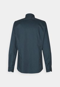 Marineblauwe shirt met een fijne verticale streepjespatroon, lange mouwen, knoopmanchetten en een klassieke kraag, met een gladde stofstructuur.