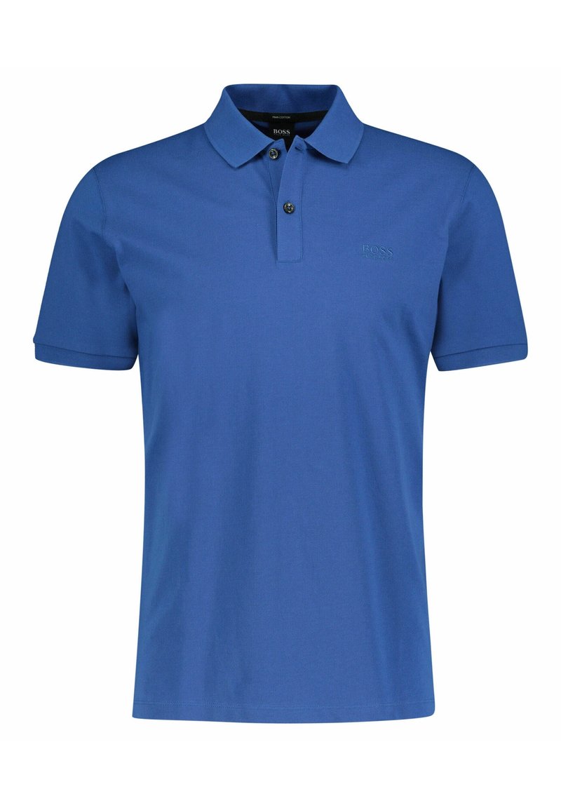 Blå pikétröja i bomull med tvåknappars slås och korta ärmar. Diskret logotyp på bröstet, slät textur.