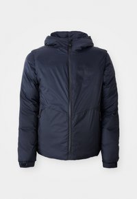 Veste rembourrée bleu marine avec capuche, fermeture éclair à l'avant et poches latérales. Elle dispose de poignets élastiques et d'une finition lisse et brillante.