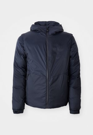 Giacca imbottita blu navy con cappuccio, zip anteriore e tasche laterali. Presenta polsini elastici e una finitura liscia e lucida.