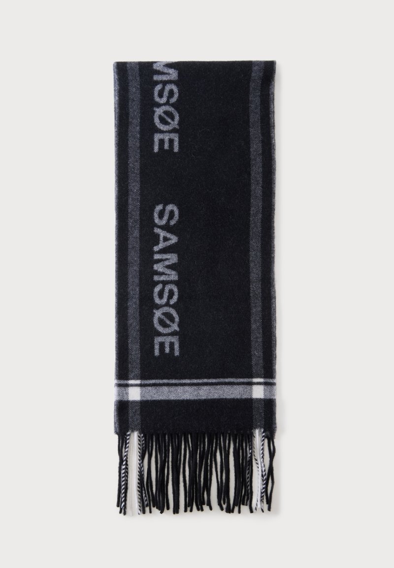 Écharpe rectangulaire noire et grise avec des extrémités à franges et le mot "SAMSOE" tissé verticalement sur toute la longueur.