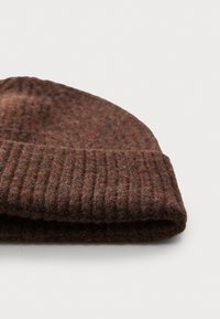 Strickmütze in Brauntönen, mit gerippter Textur und einem umgeschlagenen Bündchen, aus weichem Woll-Mischgewebe gefertigt.