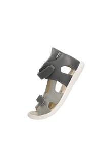 Šedé semišové a kožené sandály s otevřeným designem, suchými zipy a bílou gumovou podrážkou, obsahující vyřezávané detaily.