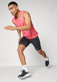 Nike Performance MILER TANK - Topper - aster pink/reflective silver