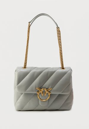 Γκρι καπιτονέ δερμάτινη τσάντα χειρός με χρυσό μοτίβο πουλιού σε στρογγυλό κούμπωμα, με χρυσή αλυσίδα και σχεδιασμό με επικάλυψη κλεισίματος.