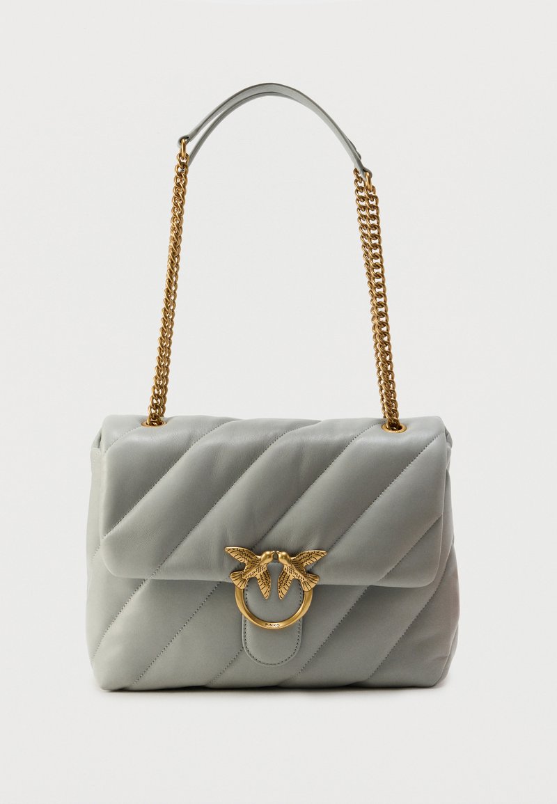 Γκρι καπιτονέ δερμάτινη τσάντα χειρός με χρυσό μοτίβο πουλιού σε στρογγυλό κούμπωμα, με χρυσή αλυσίδα και σχεδιασμό με επικάλυψη κλεισίματος.