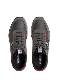 Baskets grises en matériaux textile et cuir, avec des accents rouges, des languettes en mesh texturé et un logo blanc. Design à bout rond.