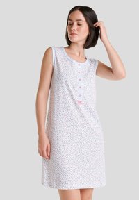 Vestido de noche sin mangas hecho de una tela ligera, con un estampado floral en rosa y azul, con un cuello redondo y botones en la parte delantera.