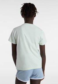 Vans GR FLYING CREW - Camiseta estampada - pale aqua