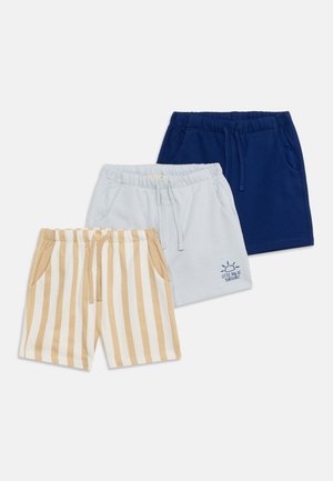Drie paar kindershorts met elastische taille: beige en witte strepen, lichtgrijs met tekst 'Little Day of Sunshine' en effen marineblauw.