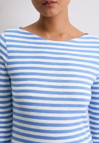 Blauw-wit gestreepte langemouwen top met een ruime halslijn, gemaakt van zachte stof, met een normale pasvorm en een soepele textuur.
