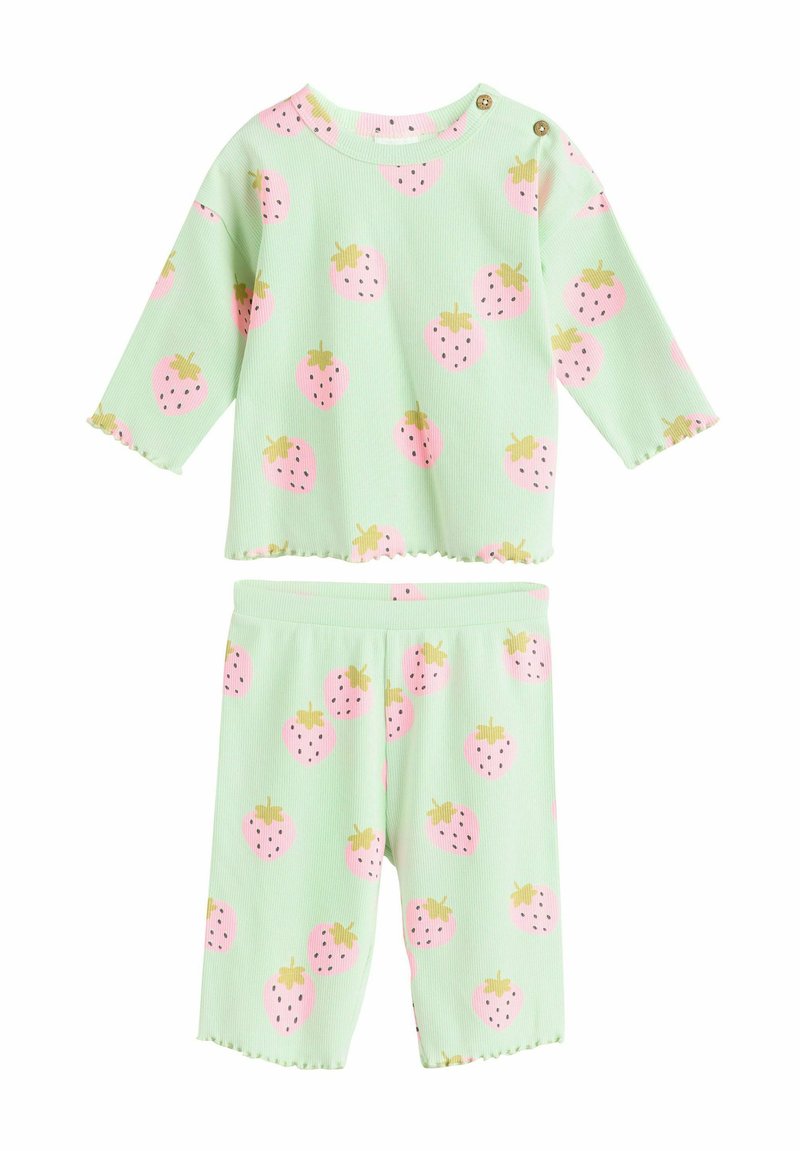 Mintgrön barnklädsel bestående av en långärmad topp och matchande byxor, dekorerad med rosa jordgubbsmönster och svarta frön.