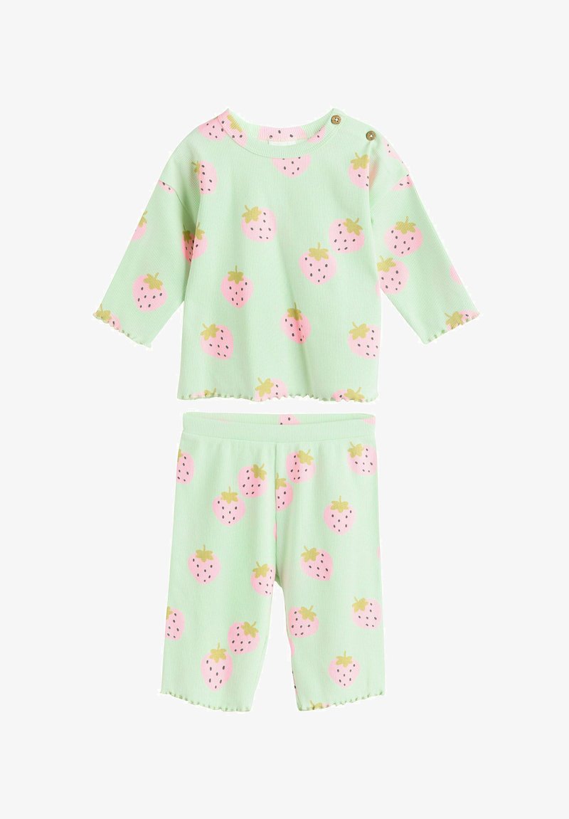 Mentazöld gyermekruha, amely hosszú ujjú felsőből és passzoló nadrágból áll, rózsaszín epermintákkal és fekete magvakkal díszítve.