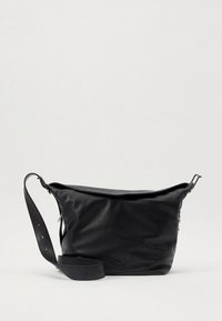 Mala tiracolo preta em couro com superfície macia e texturizada, topo dobrado e alça ajustável com pequenos furos.