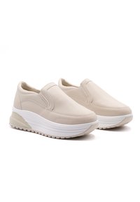 Beige liukusio batus su lygiu odiniu viršumi ir paminkštintu apykakle. Balta vidurinė dalis ir tekstūruota guma padas. Subtilus siuvimo detalės.