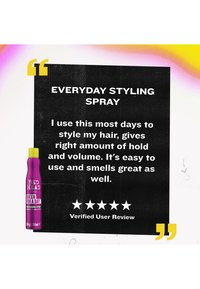 Bottiglia viola dello spray Bed Head Queen for a Day accanto a una recensione utente positiva verificata sulla tenuta, il volume e la fragranza della piega.