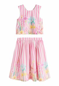 Conjunto floral de dos piezas que incluye un top corto con rayas rosas y una falda acampanada. El material es algodón ligero con un estampado floral colorido.