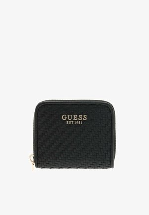 Portefeuille tissé noir avec fermeture zippée. Présente un logo doré "GUESS EST 1981". Fabriqué en matériau texturé avec un motif de tissage détaillé.