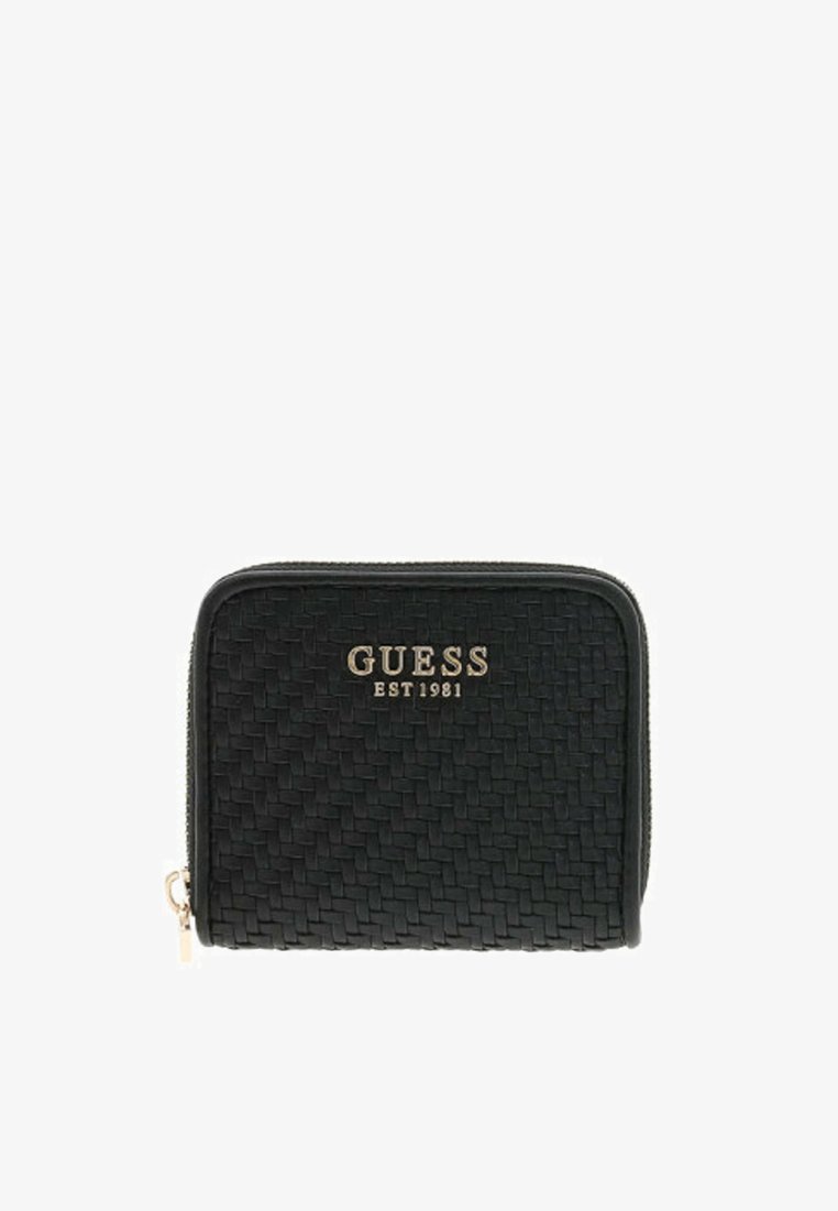 Portefeuille tissé noir avec fermeture zippée. Présente un logo doré "GUESS EST 1981". Fabriqué en matériau texturé avec un motif de tissage détaillé.
