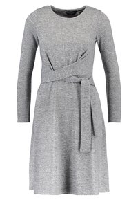 Grå långärmad klänning i mjukt stickat tyg, med en omslagdesign och ett knytbälte i midjan samt en avslappnad A-linjeform.