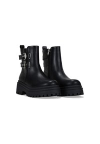 Botas de cuero negras hasta el tobillo con suelas gruesas de tracción, cremallera lateral y correas dobles con hebilla en el lado exterior.